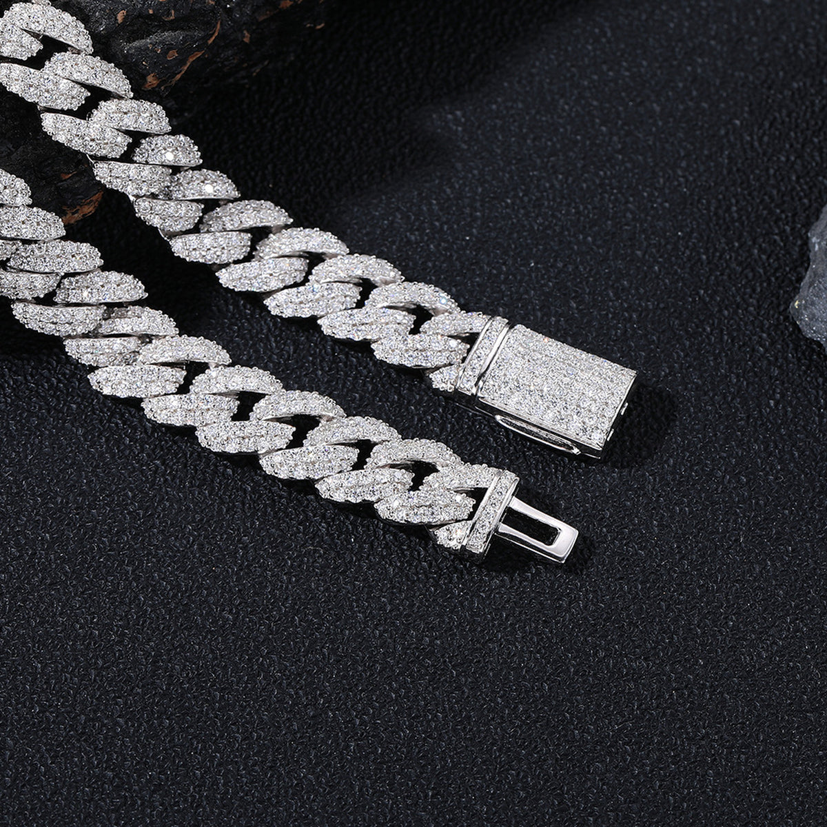 10mm moissanite Cuban chain box clasp and link detail