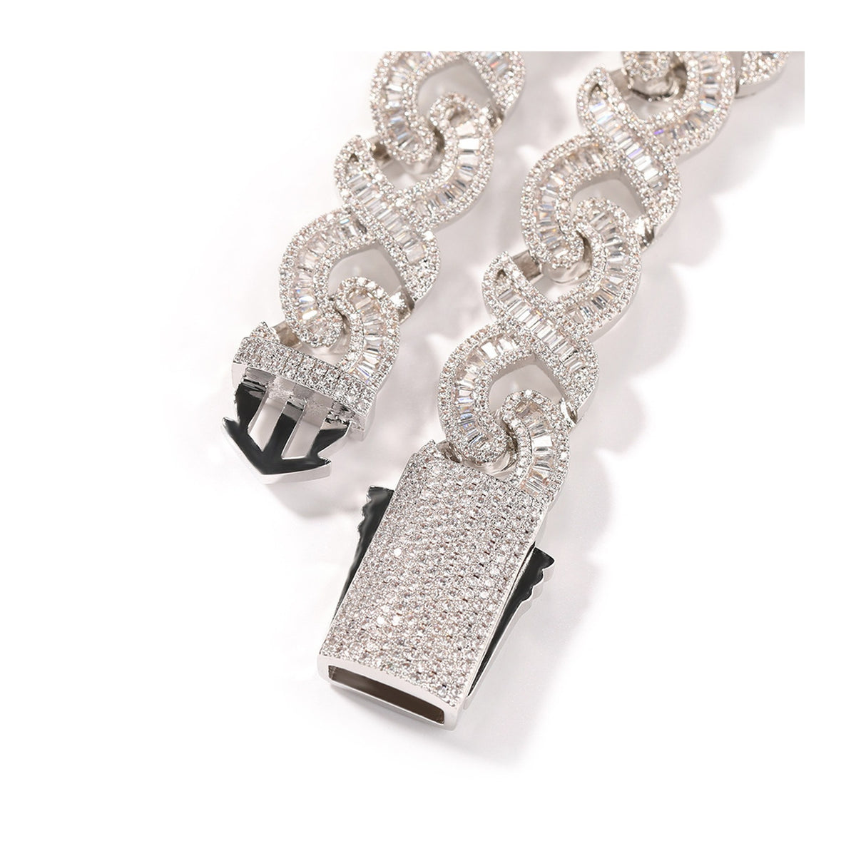 Infinity link bracelet box clasp detail