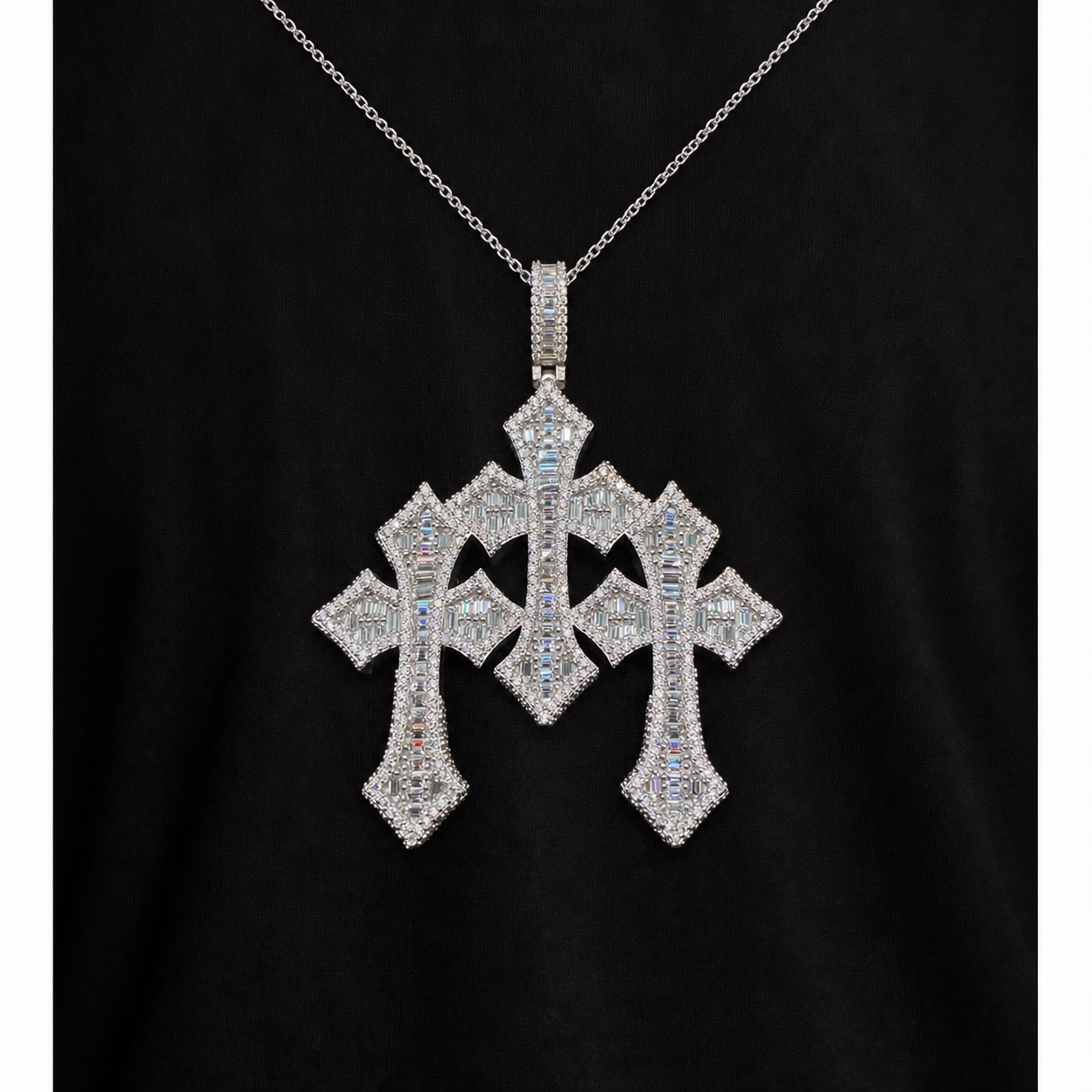 Colgante de triple cruz gótica con pavé de moissanita – Plata 925